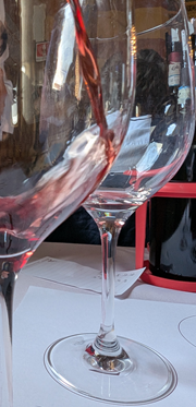 Sag 25 Wine Pour